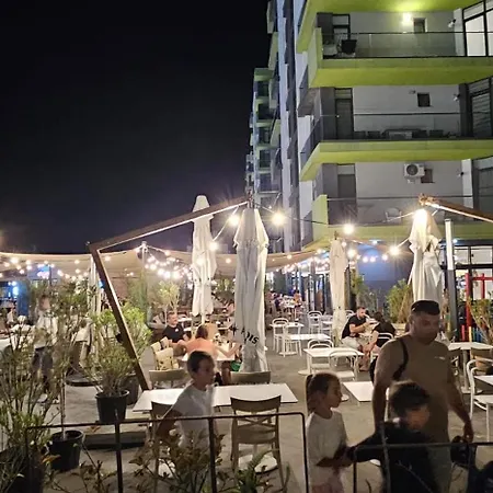 Pool & Mamaia Nord Alezzi Apartment *